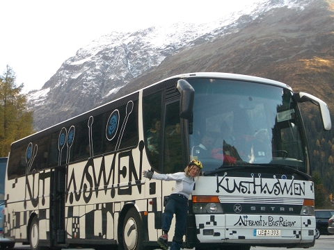 Hundertwasser-Reisebus am Gletscher
