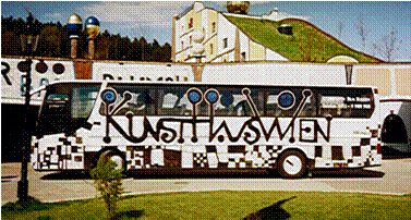 Hundertwasserbus vor Rognerbad in Bad Blumau