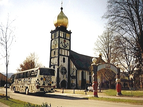 Hundertwasserbus vor der Kirche Sankt Barbara in Bärnbach