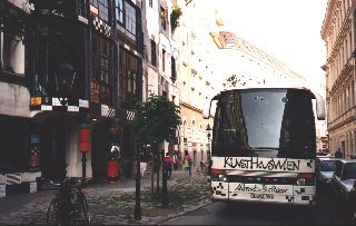 Hundertwasser-Reisebus vor dem KunstHausWien