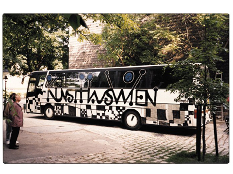 Hundertwasser-Reisebus im Innenhof vom KunstHausWien
