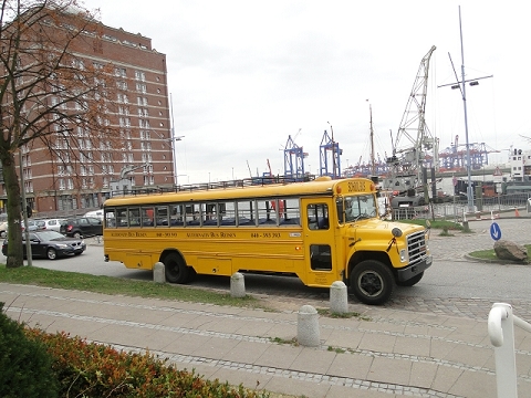 Schulbus an der Elbe, Hamburg