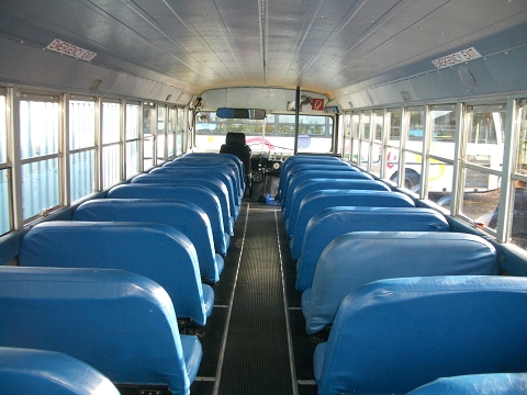 Original Innenausstattung des Schulbusses, 48 Plätze
